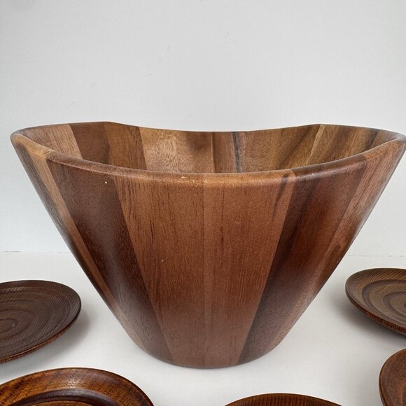 Lipper International Inc. Acacia Wave Large Wooden Salad Bowl & Saucer Plates - Picture 4 of 10